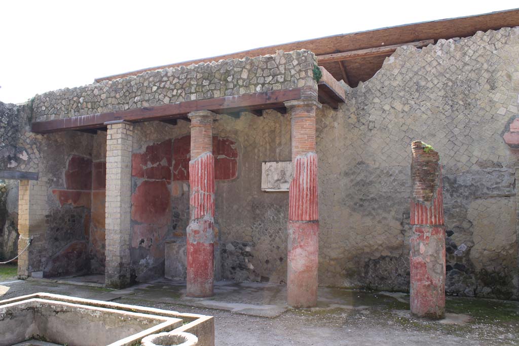 Ins. Orientalis I, 2, Herculaneum, March 2014. Looking towards south side of atrium, with marble relief.
Foto Annette Haug, ERC Grant 681269 DÉCOR